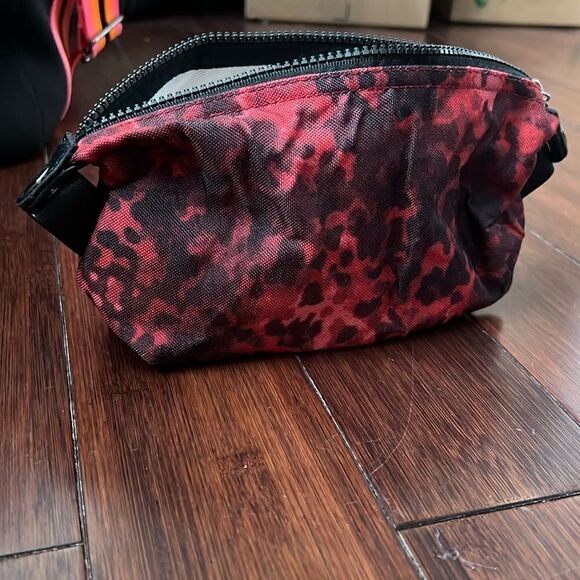 GA-DE Cosmetic Case - Red & Black Washable Zip Cosmetic Pouch - Like New - Picture 1 of 5